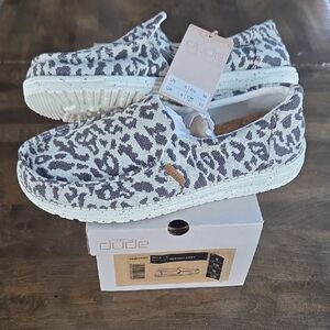 Hey Dude Size 8 NEW Women's Slip-Ons in Grey Cheetah Pattern